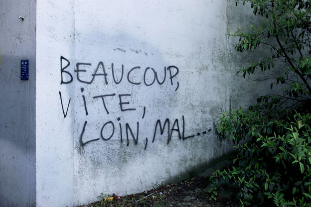 Beaucoup Vite Loin Mal by Bernard Foubert